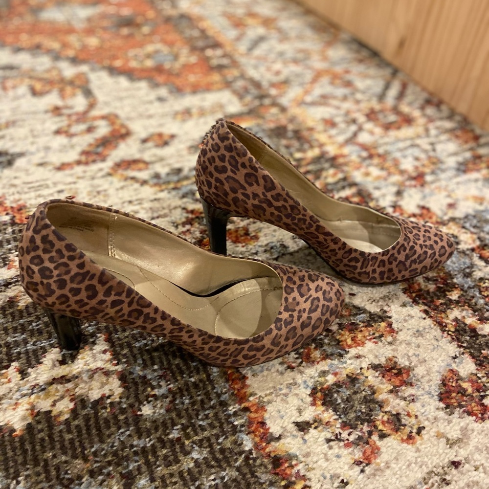 COMFORTABLE Leopard Print Heels by Bandolino size 8